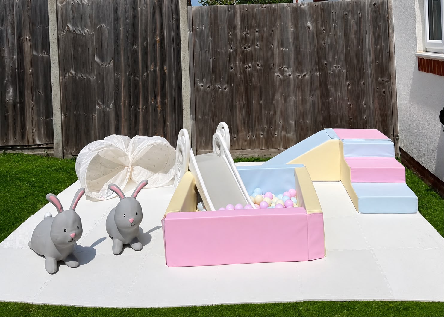 Petite soft play set with ball pit, slide and hoppers